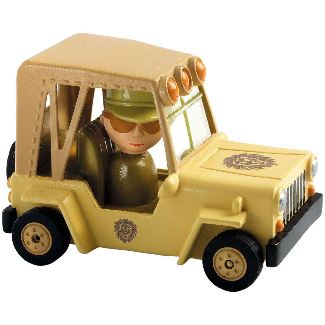 Djeco speelgoedauto in de vorm van een beige safari jeep met een bestuurder en leeuwenlogo's.