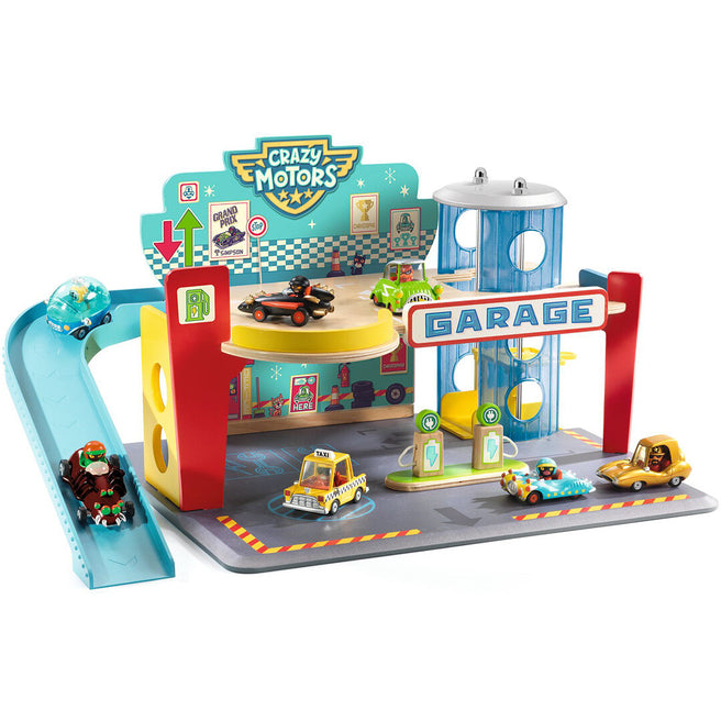 Djeco Crazy Motors houten garage speelset met diverse raceauto's en een oprit.