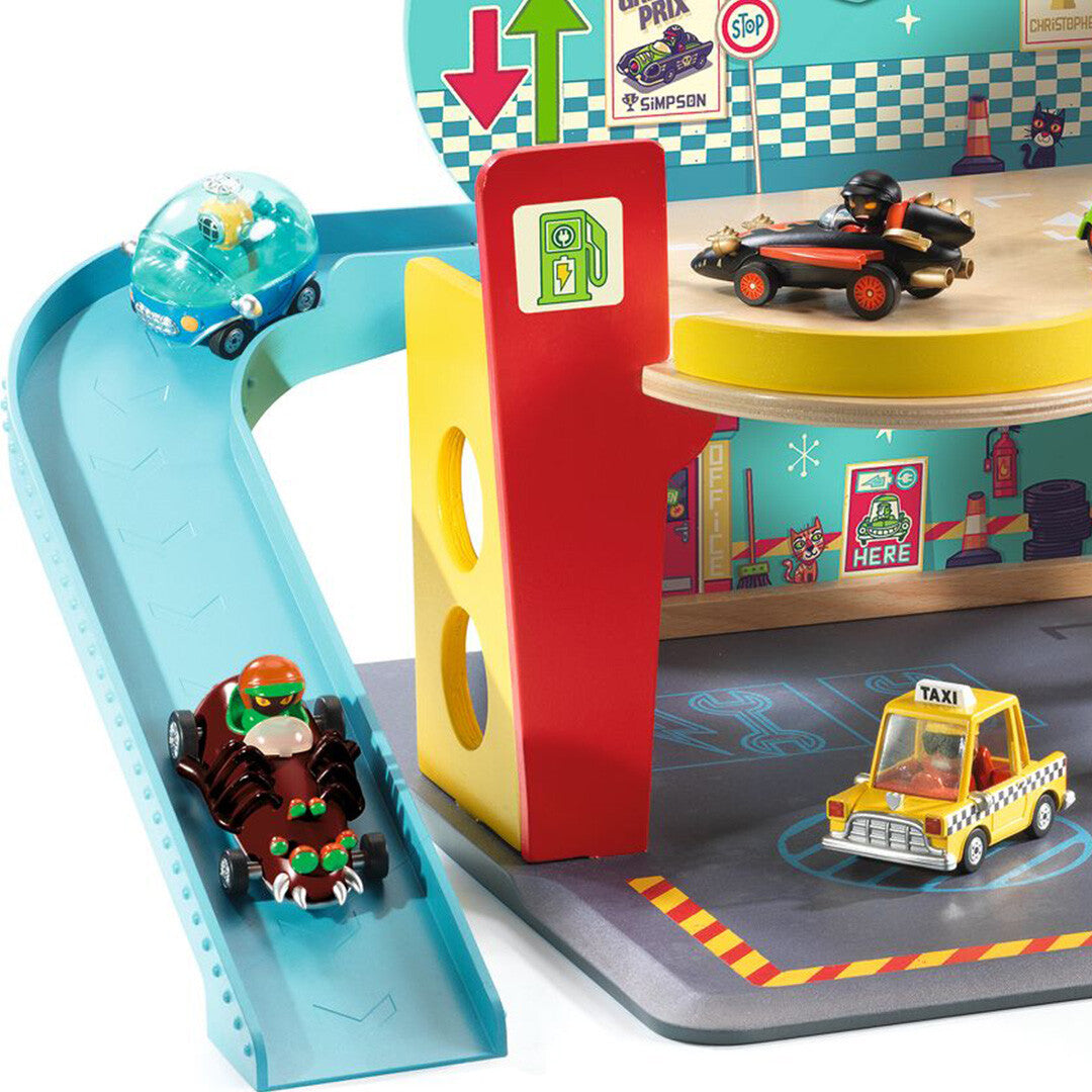 Detail van de Djeco Crazy Motors garage met een blauwe oprit en drie speelgoedauto's.