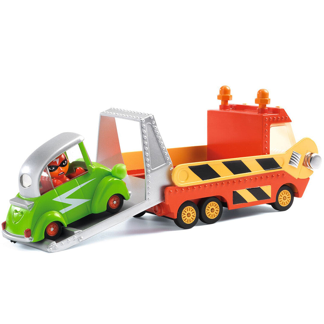 Djeco Crazy Motors sleepwagen met een groene speelgoedauto die op de laadklep staat.
