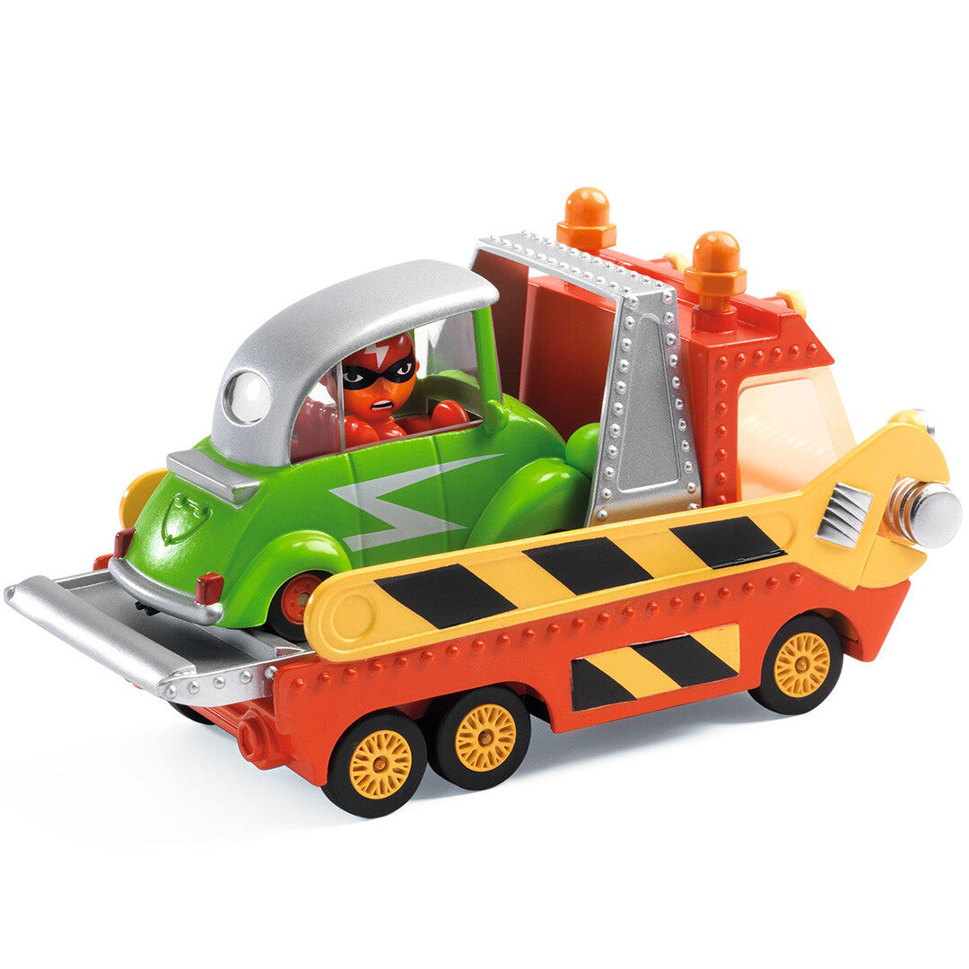 Djeco Crazy Motors sleepwagen met een groene speelgoedauto volledig geladen op de vrachtwagen.