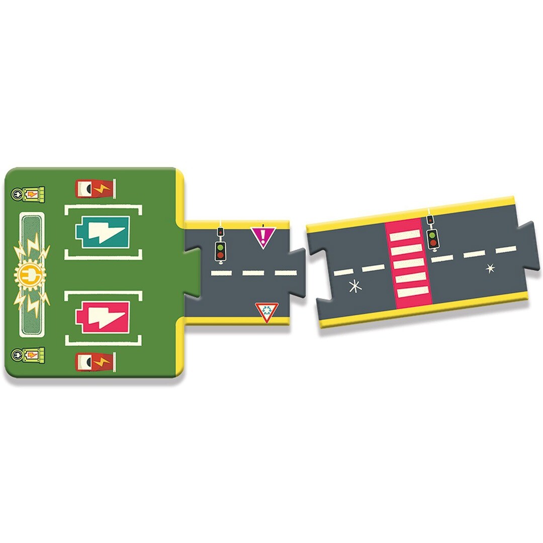Detail van twee verbonden puzzelstukken van de Djeco Crazy Motors vloerpuzzel autoweg, met een zebrapad en een oplaadstation.