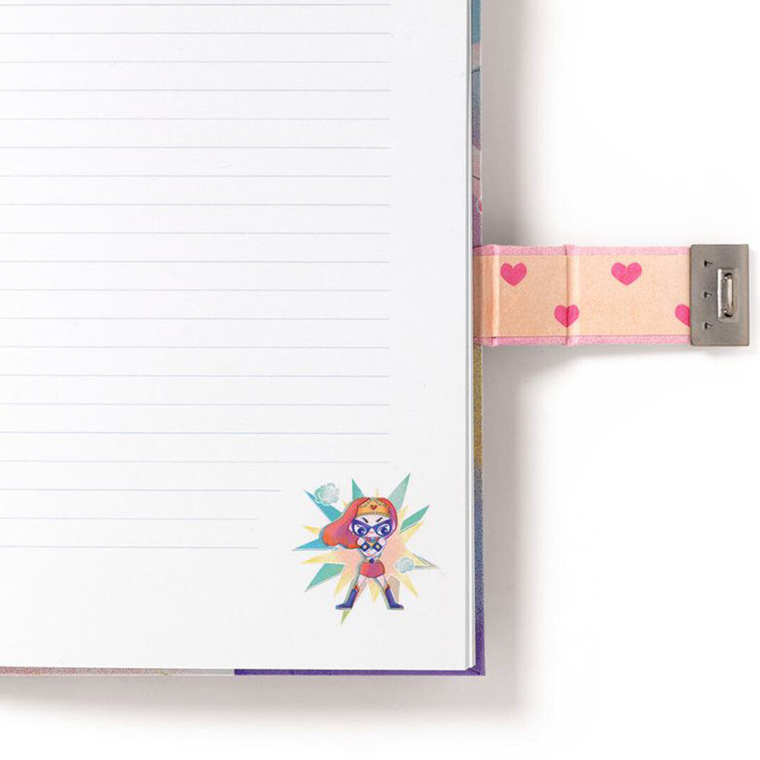 Detail van een open pagina van het dagboek met lijntjes en een kleine superheldin-illustratie.