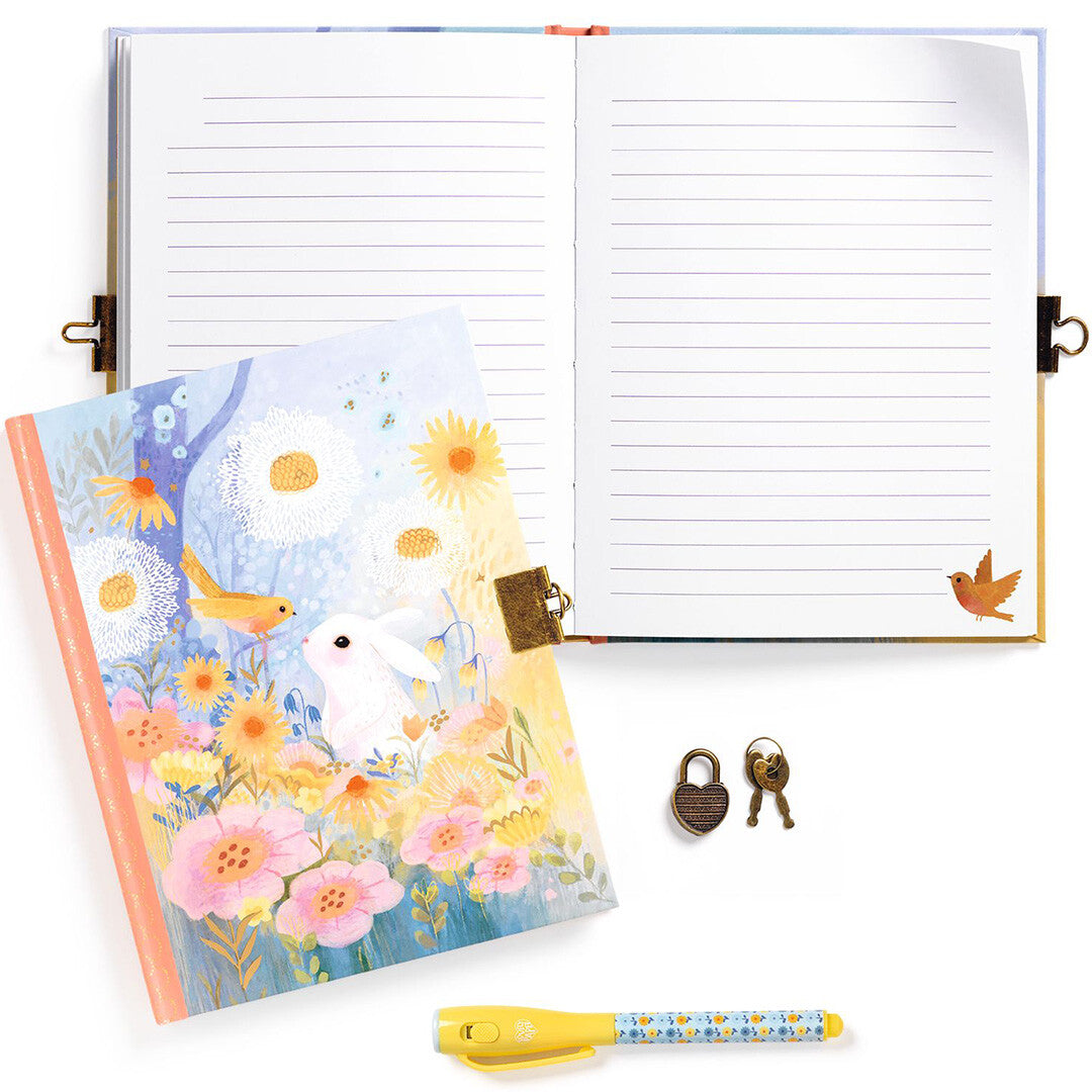 Open Djeco dagboek met gelinieerde pagina's, het gesloten dagboek, het slotje met sleutels en de magische pen.