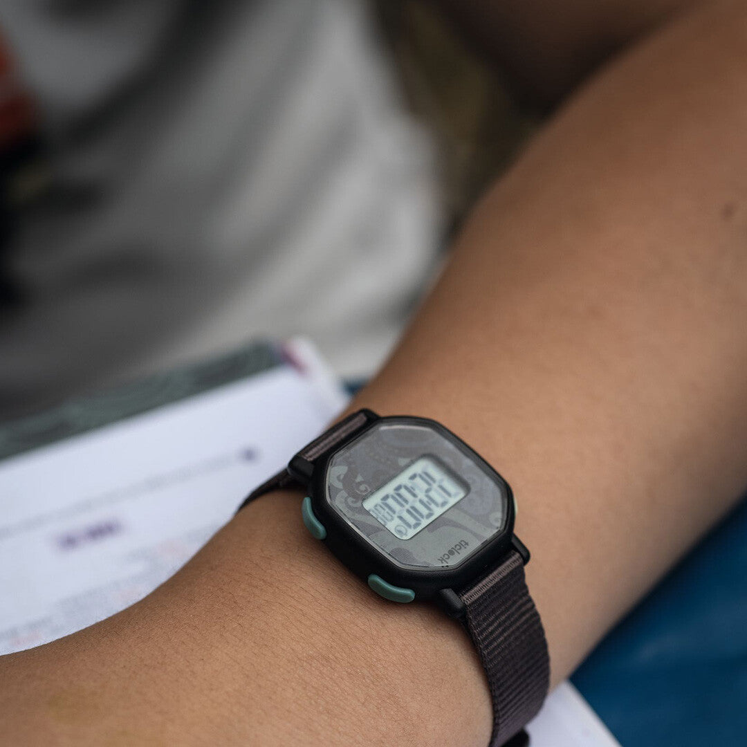 Djeco digitaal kinderhorloge met octopuspatroon om de pols van een kind.