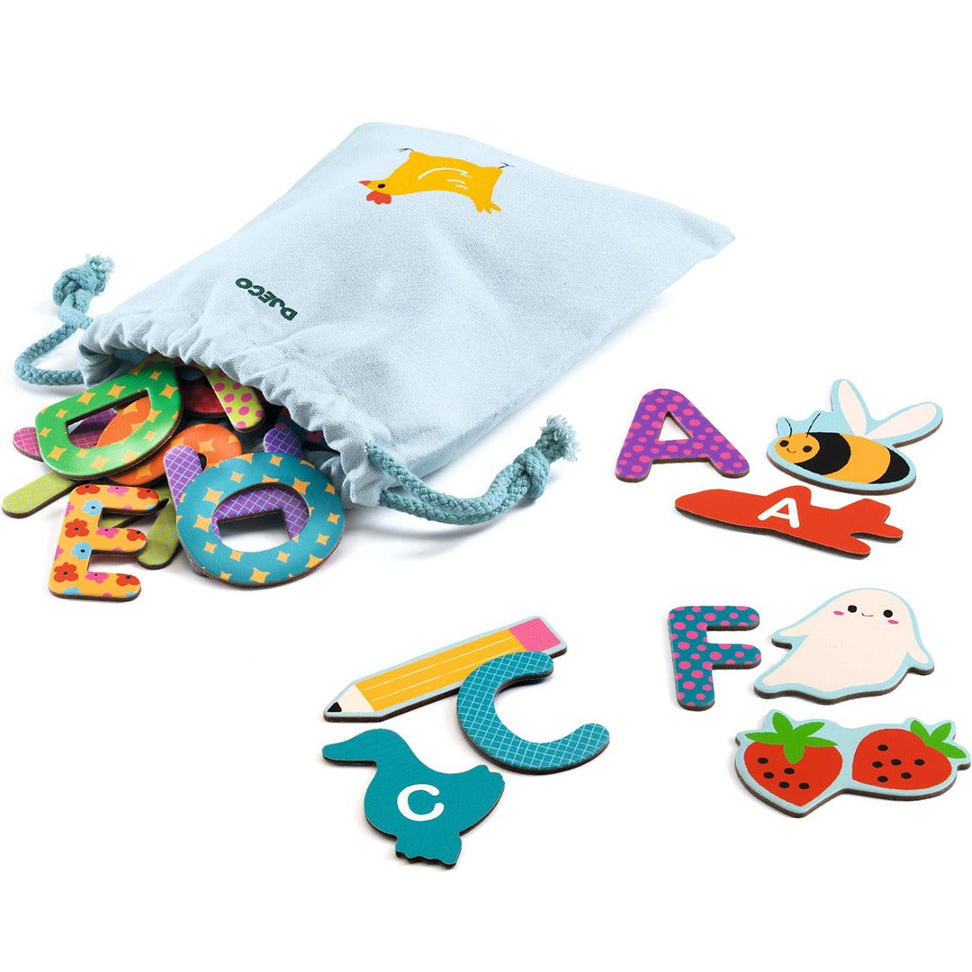 Djeco Primo Lettres educatief speelgoed met kleurrijke houten letters en figuren die uit een stoffen zak komen.