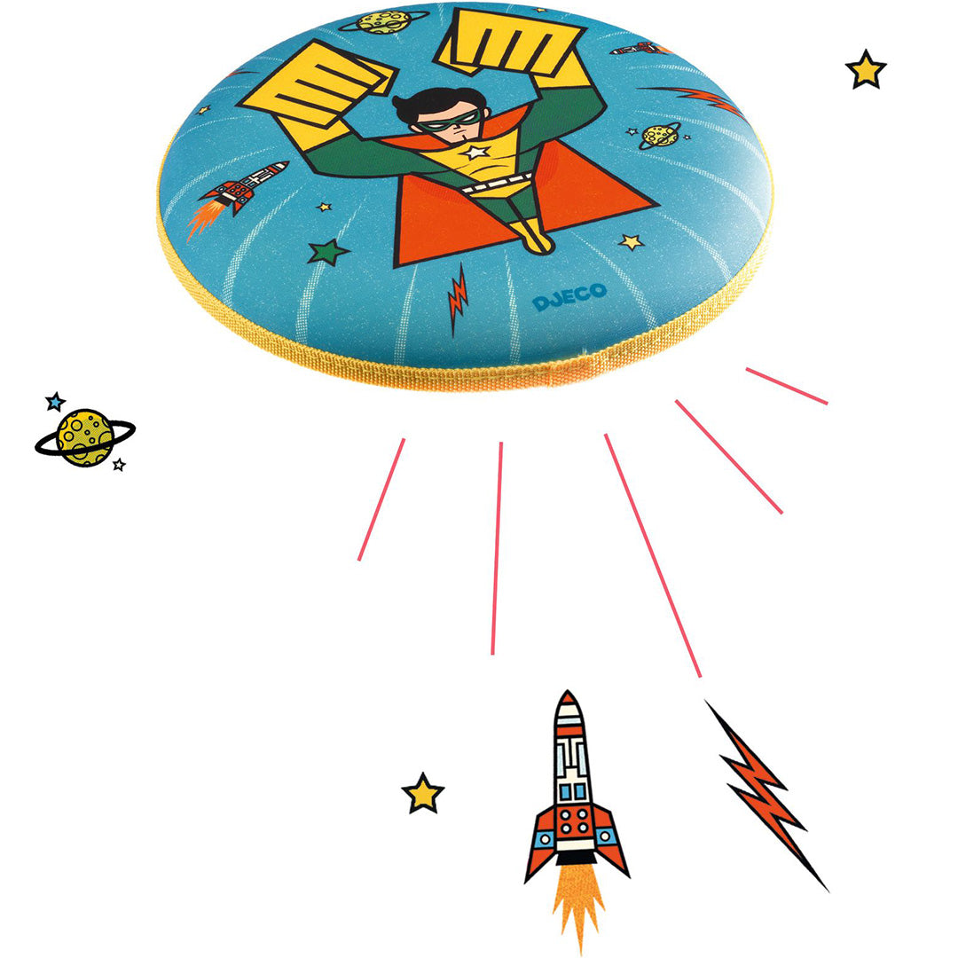 Djeco schuim frisbee met superheld die boven losse illustraties van een raket en planeten zweeft.