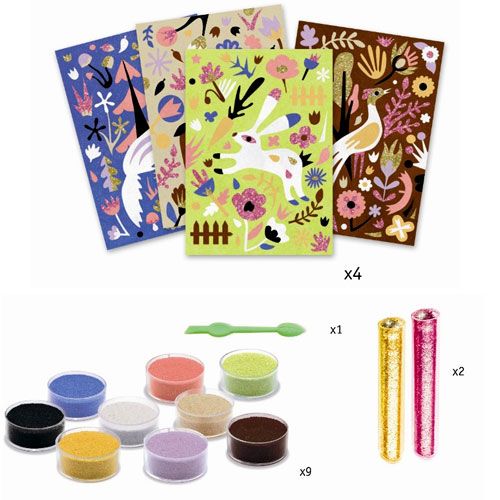 Vier verschillende zandkunstwerken met dieren en bloemen, samen met negen potjes gekleurd zand, een spatel en twee glittertubes.