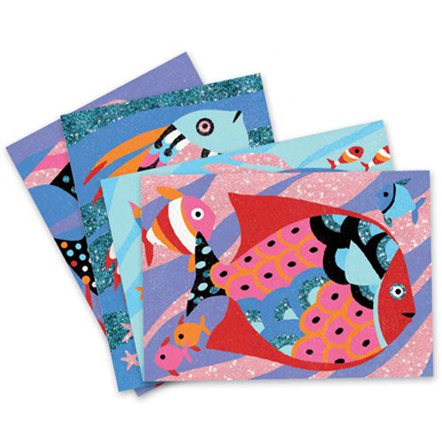 Vier voltooide Djeco zand- en glitterkunstkaarten met diverse kleurrijke vissen, fanned out.