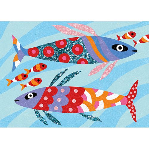 Detail van een Djeco zand- en glitterkunstkaart met twee lange, kleurrijke vissen en kleine visjes in glinsterend water.
