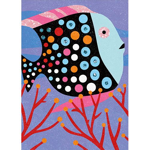 Detail van een Djeco zand- en glitterkunstkaart met een zwarte vis met kleurrijke stippen tussen rood koraal.
