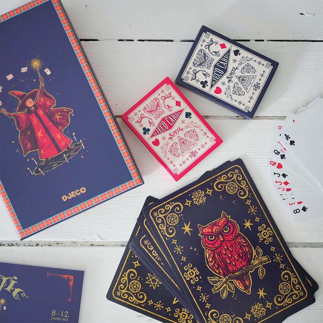 Djeco goochelkaarten Cartum Magus set met een grote doos, twee kleinere doosjes en een waaier van kaarten met een uil.