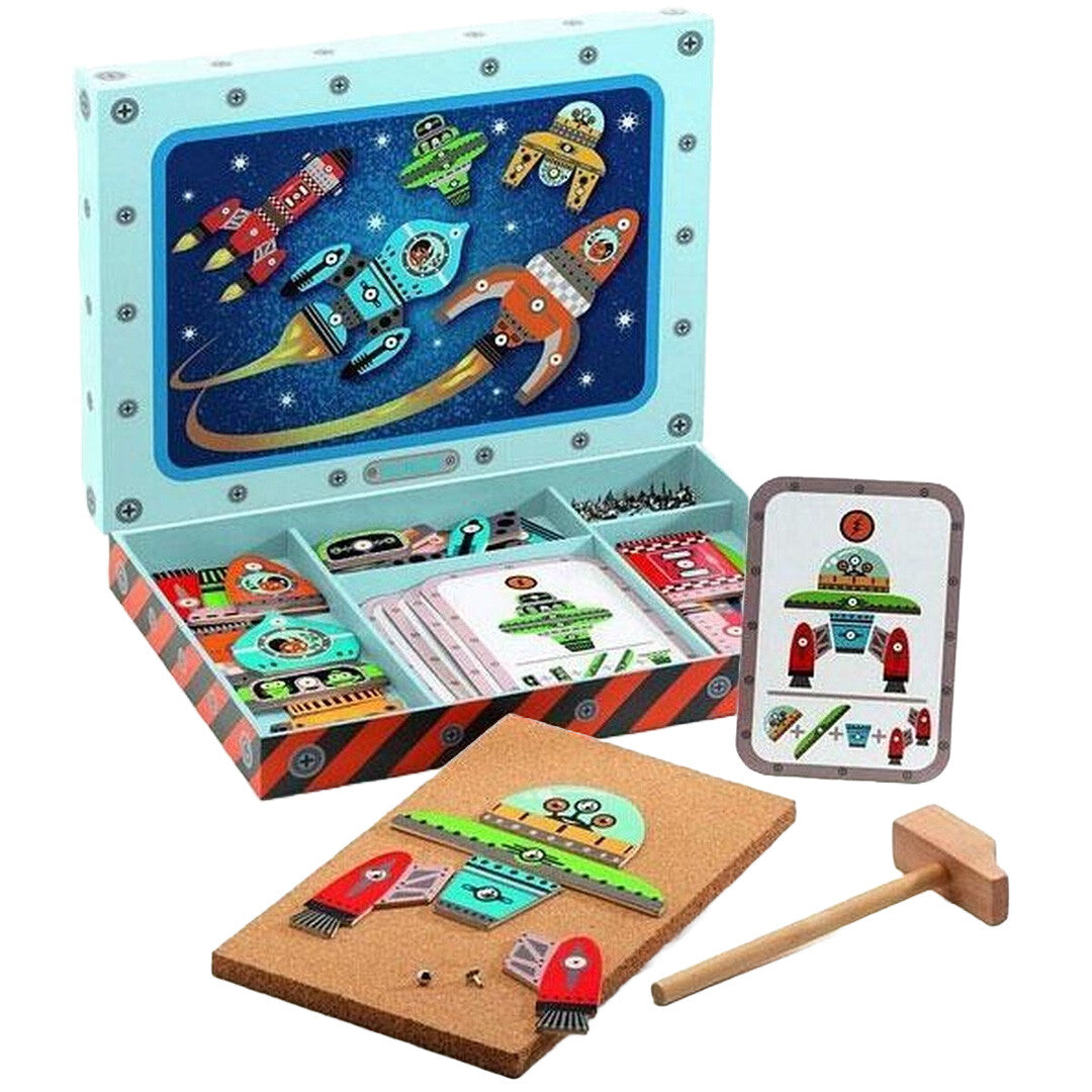 Djeco hamertje tik space set met open doos, houten raketonderdelen, kurkbord, hamer en voorbeeldkaart.