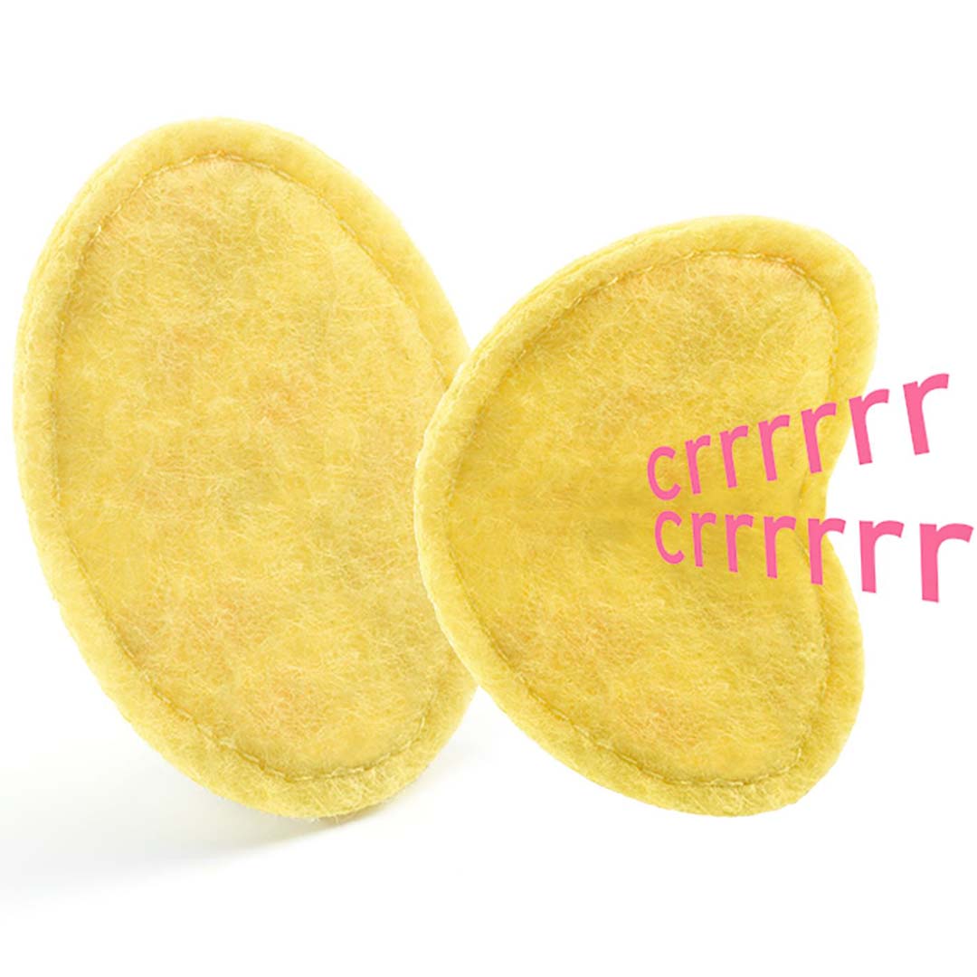 Detail van twee gele vilten speelgoed chips met geluidseffect.