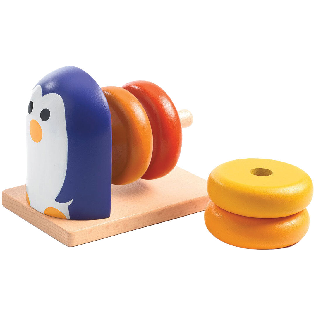 Djeco houten horizontale stapeltoren met een pinguïnfiguur en twee gestapelde ringen, met twee losse ringen ernaast.