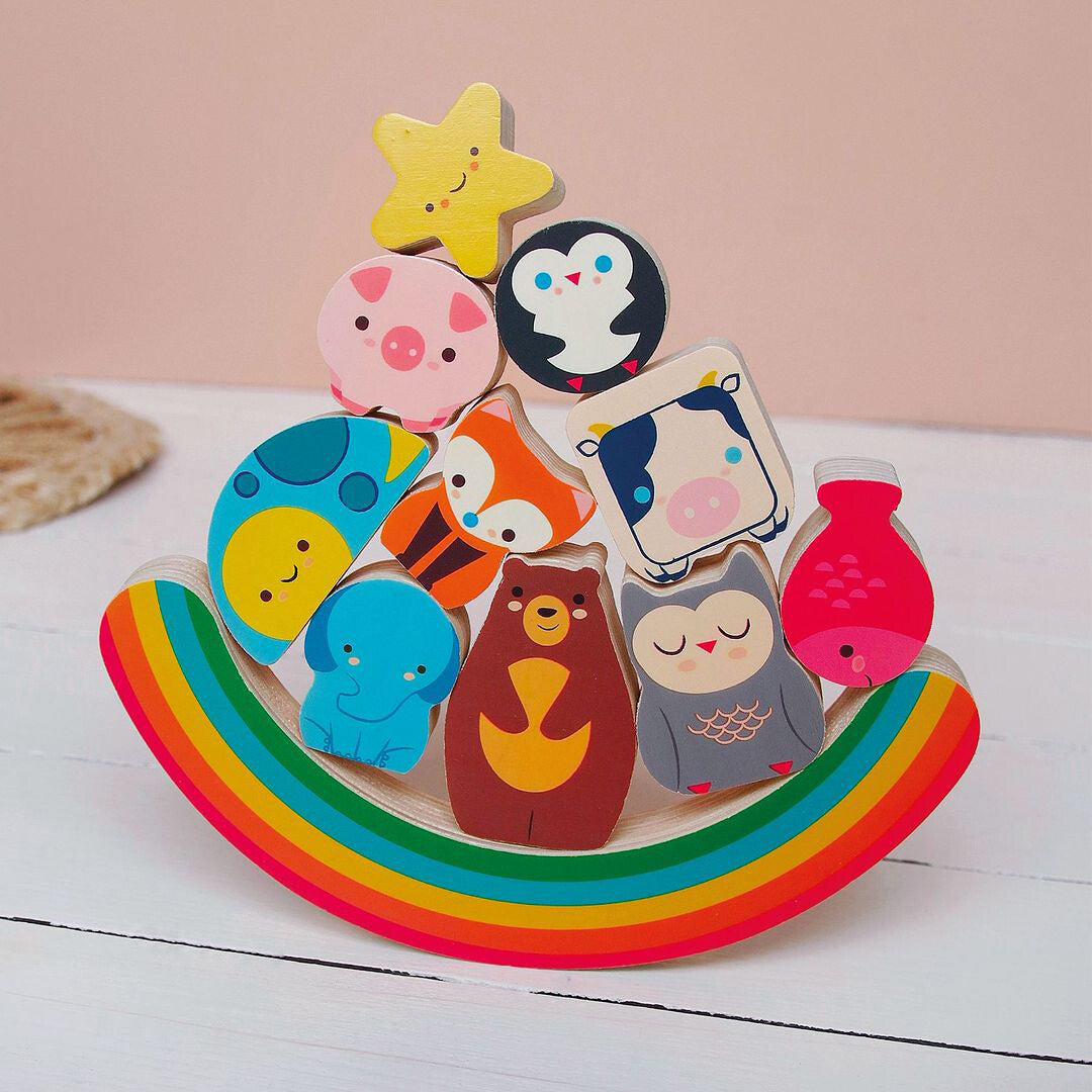 Djeco houten balanceerspel voor peuters met een regenboogbasis en gestapelde dierenfiguren.