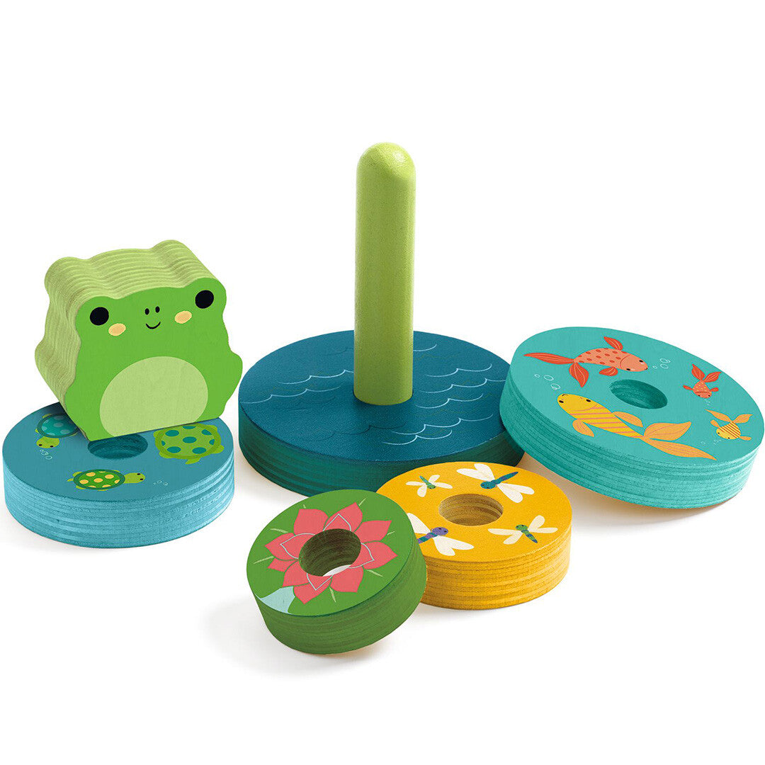 De losse onderdelen van de Djeco houten stapeltoren 'Rainbow' met een kikker, groene pin en ringen met dierenpatronen.