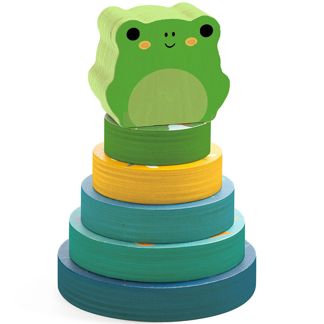 De Djeco houten stapeltoren 'Rainbow' volledig opgestapeld, met een groene kikker bovenop de gekleurde ringen.
