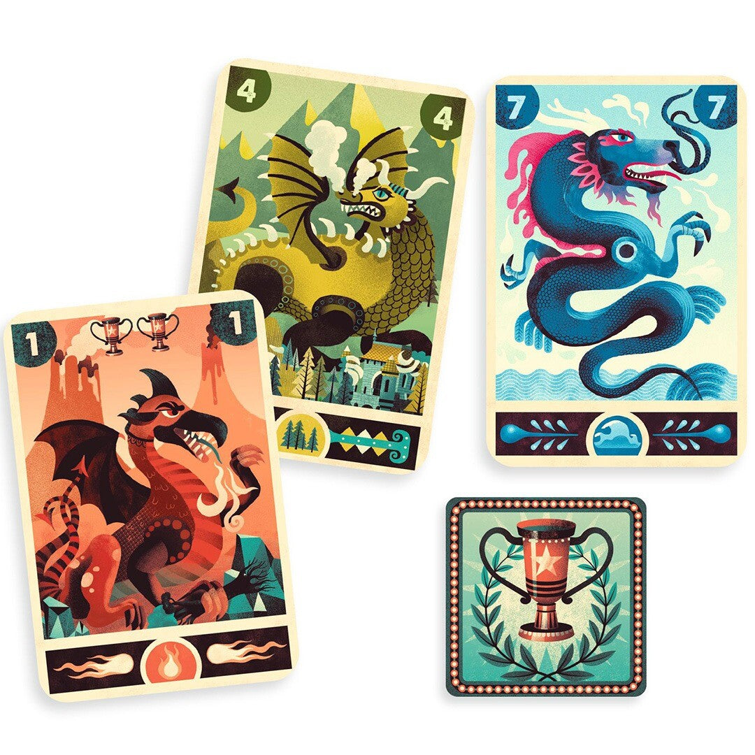 Drie speelkaarten en een trofee-token van het Dragon Deck kaartspel, met drakenillustraties.