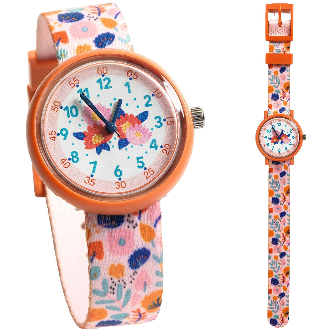 Djeco kinderhorloge met bloemenpatroon op de band en wijzerplaat, schuin gefotografeerd.