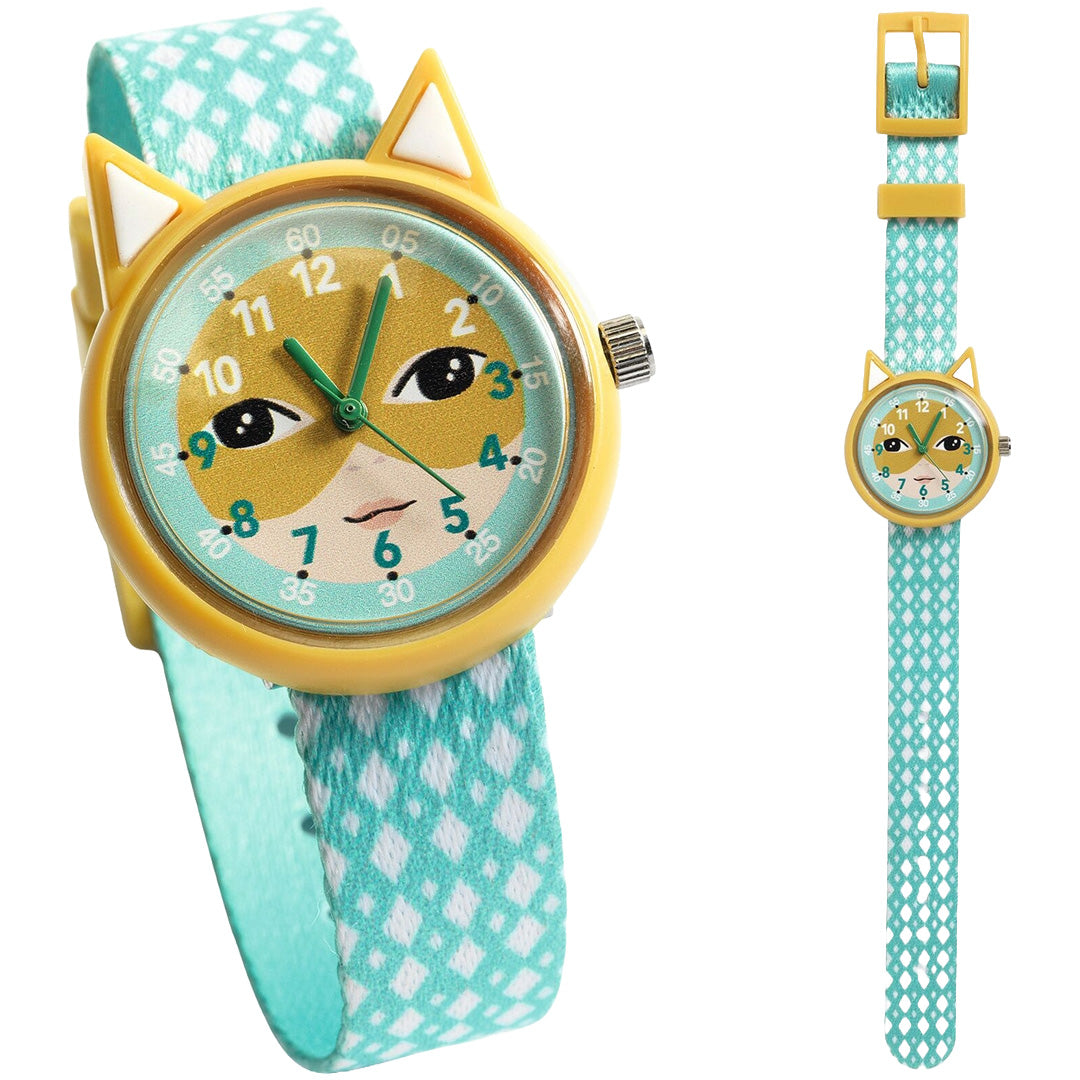 Djeco kinderhorloge met gele kattenwijzerplaat en turquoise band met ruitpatroon, schuin gefotografeerd.