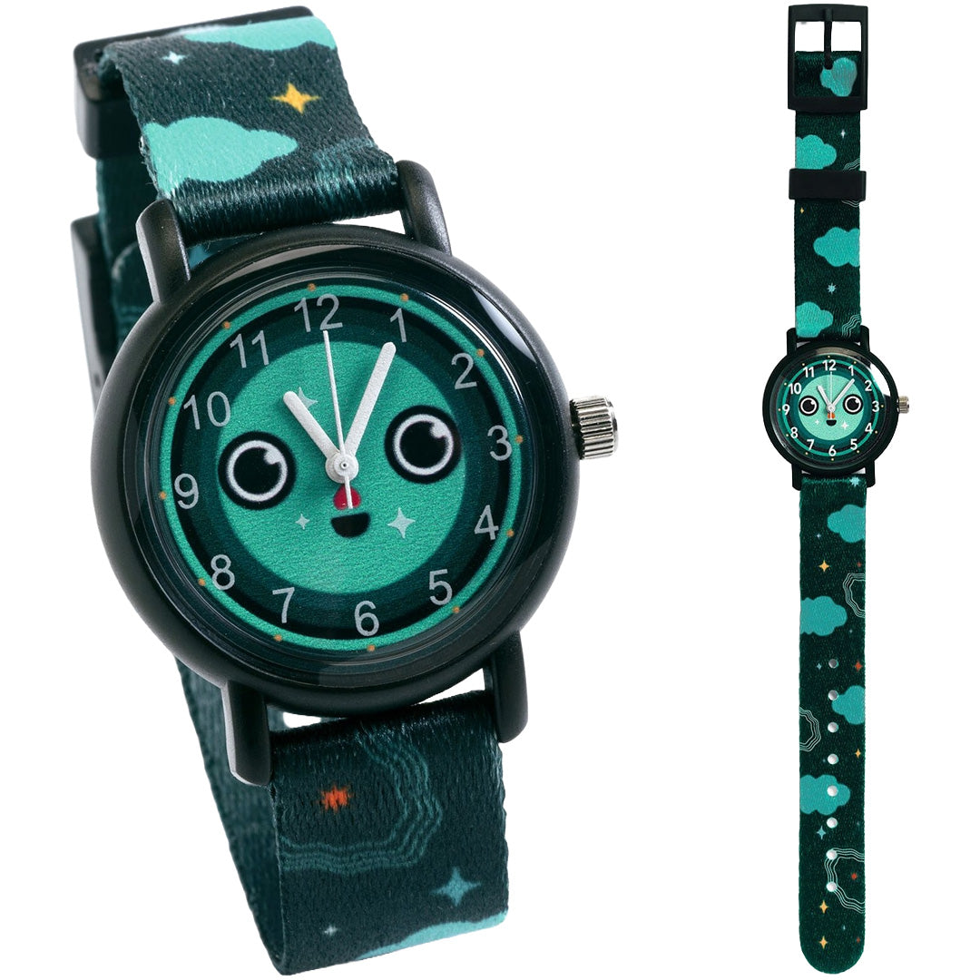 Djeco kinderhorloge met groene karakterwijzerplaat en donkere band met wolken en sterren.