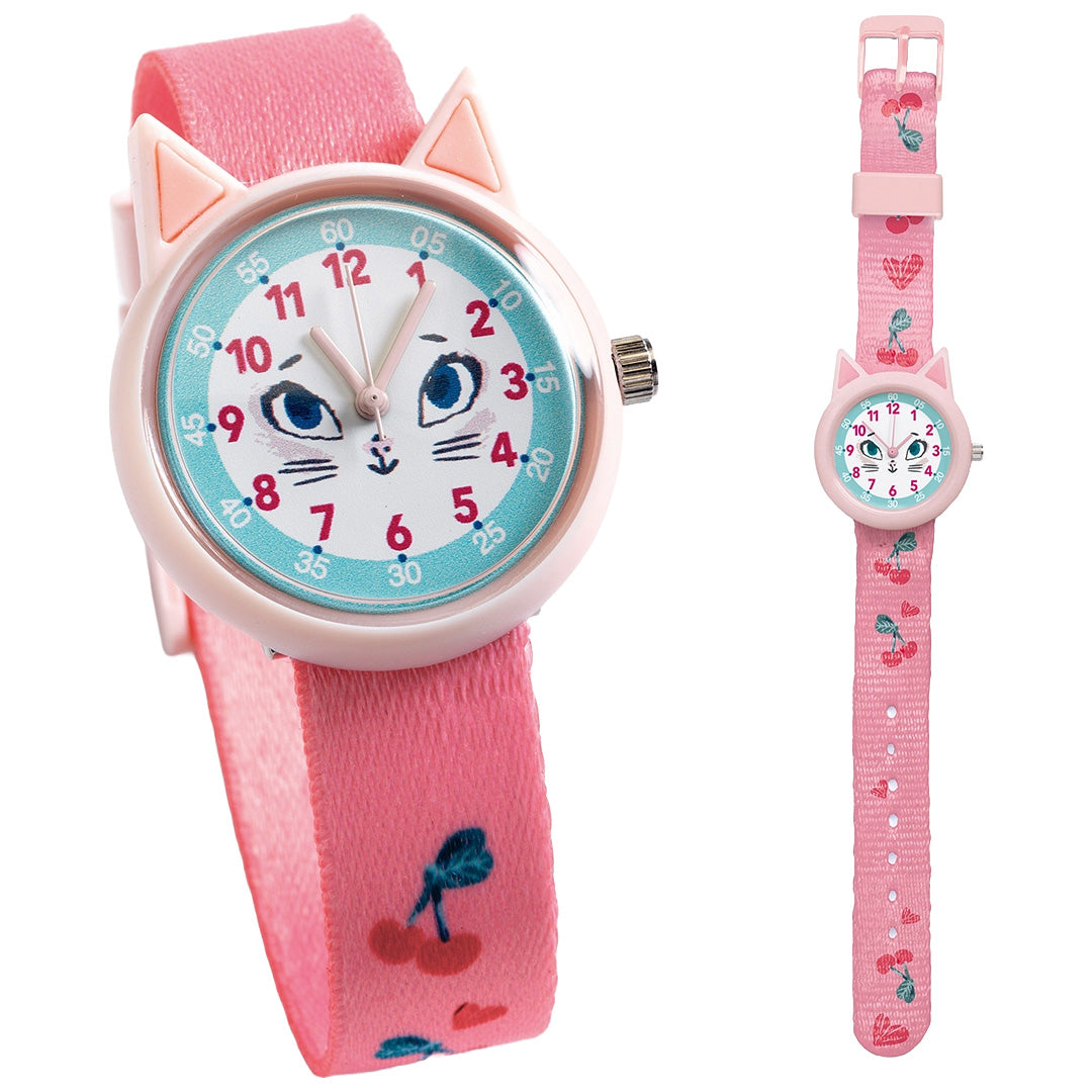 Djeco kinderhorloge met roze band met kersenprint en een wijzerplaat met een poezengezicht.
