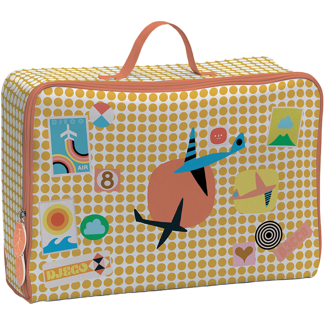 Djeco kinderkoffer met geel stippenpatroon en illustraties van vliegtuigen en reisstickers.