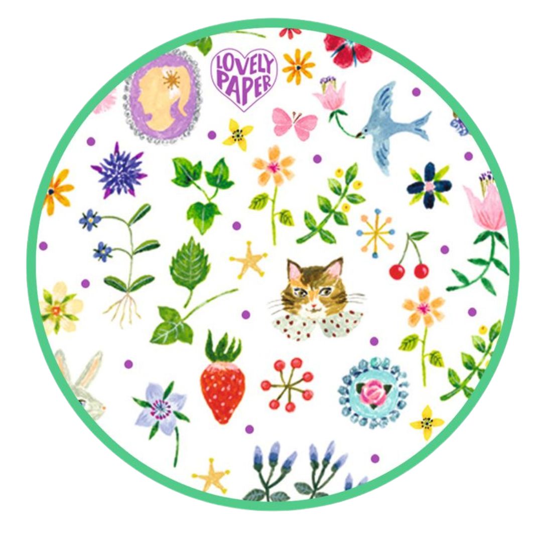 Detail van het bloemen- en dierenpatroon op de pen, met onder andere een kat, konijn, vogel en aardbei.
