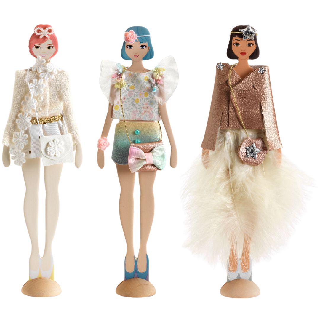Drie aangeklede fashion poppen met verschillende outfits en accessoires.
