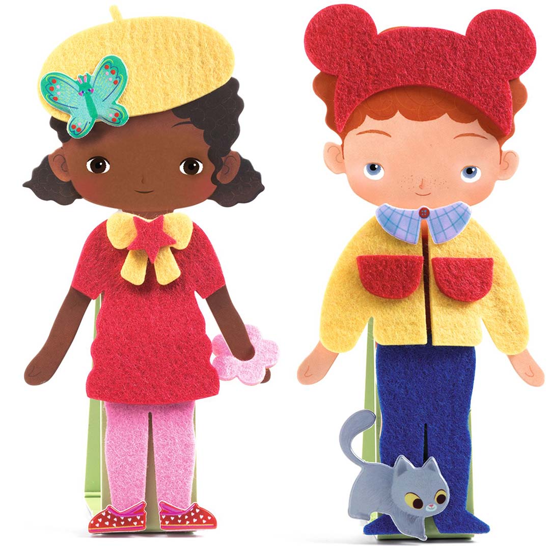 Twee Djeco vilt aankleedpoppen, een meisje met gele baret en een jongen met rode muts en een kat.