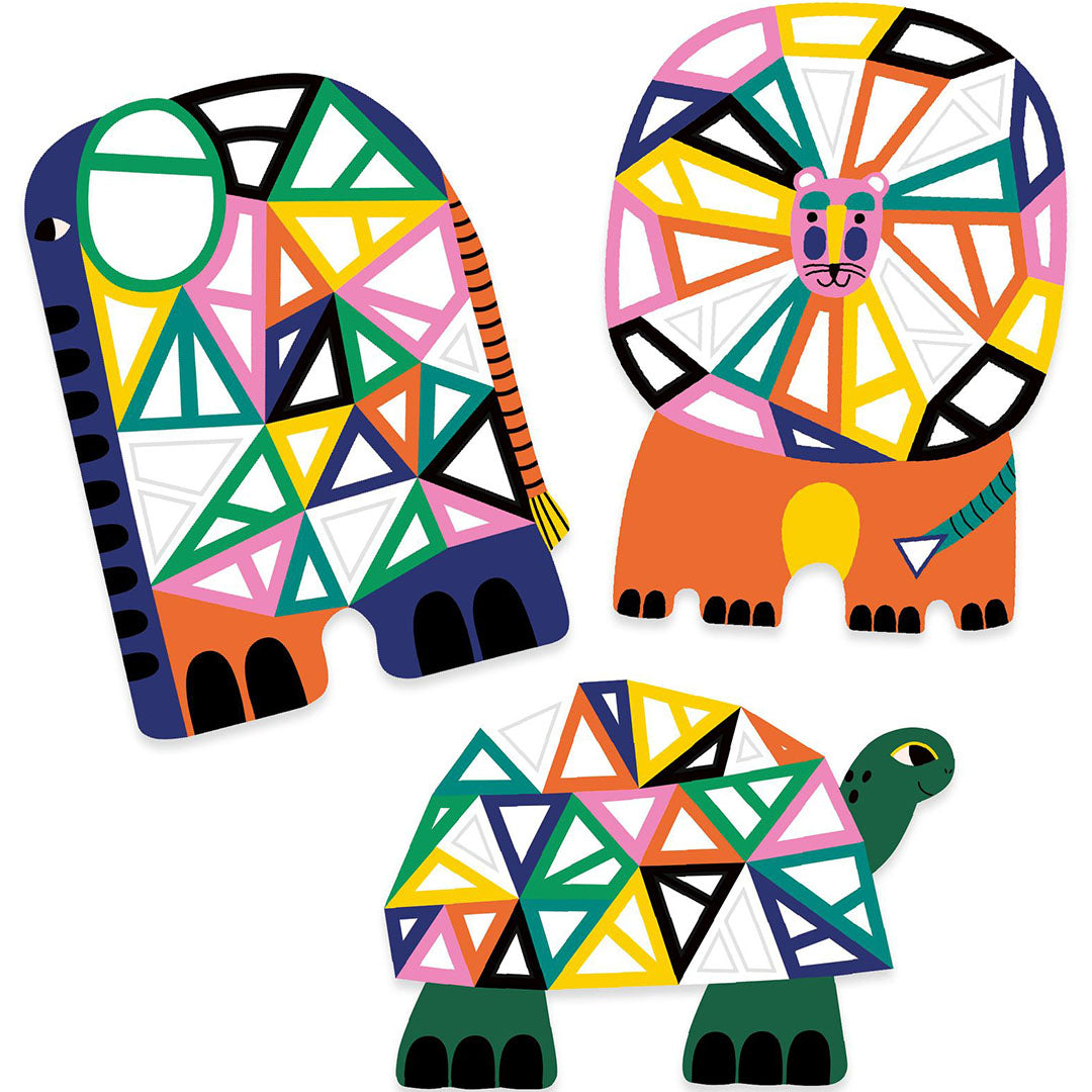 De drie voltooide mozaïekdieren van de Djeco set: een olifant, een leeuw en een schildpad.