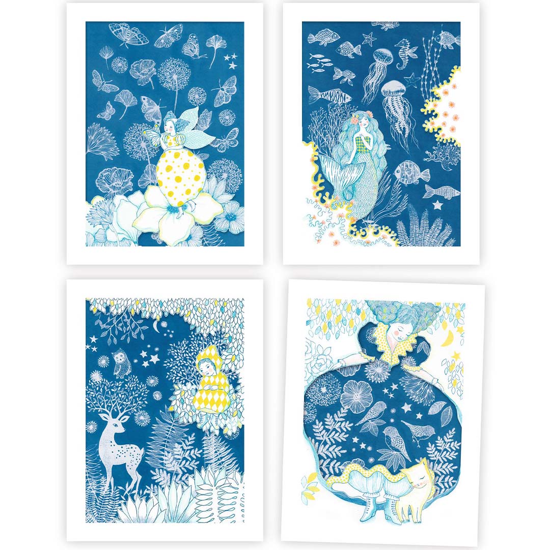 Vier verschillende voltooide Djeco cyanotype blauwdrukken met sprookjesachtige illustraties van een fee, zeemeermin, bosdieren en een vrouw met kat.