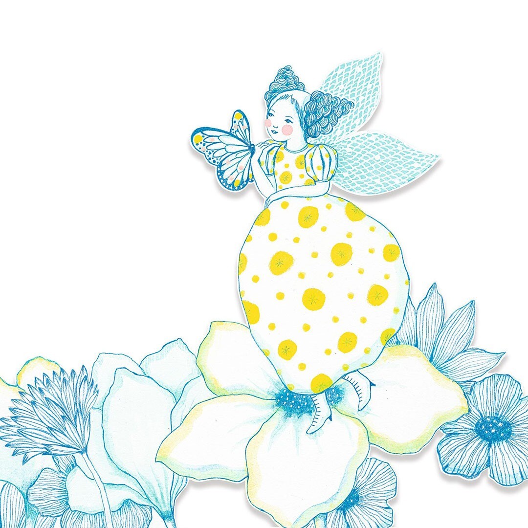 Detail van een Djeco cyanotype blauwdruk met een fee met vlindervleugels zittend op een grote bloem.