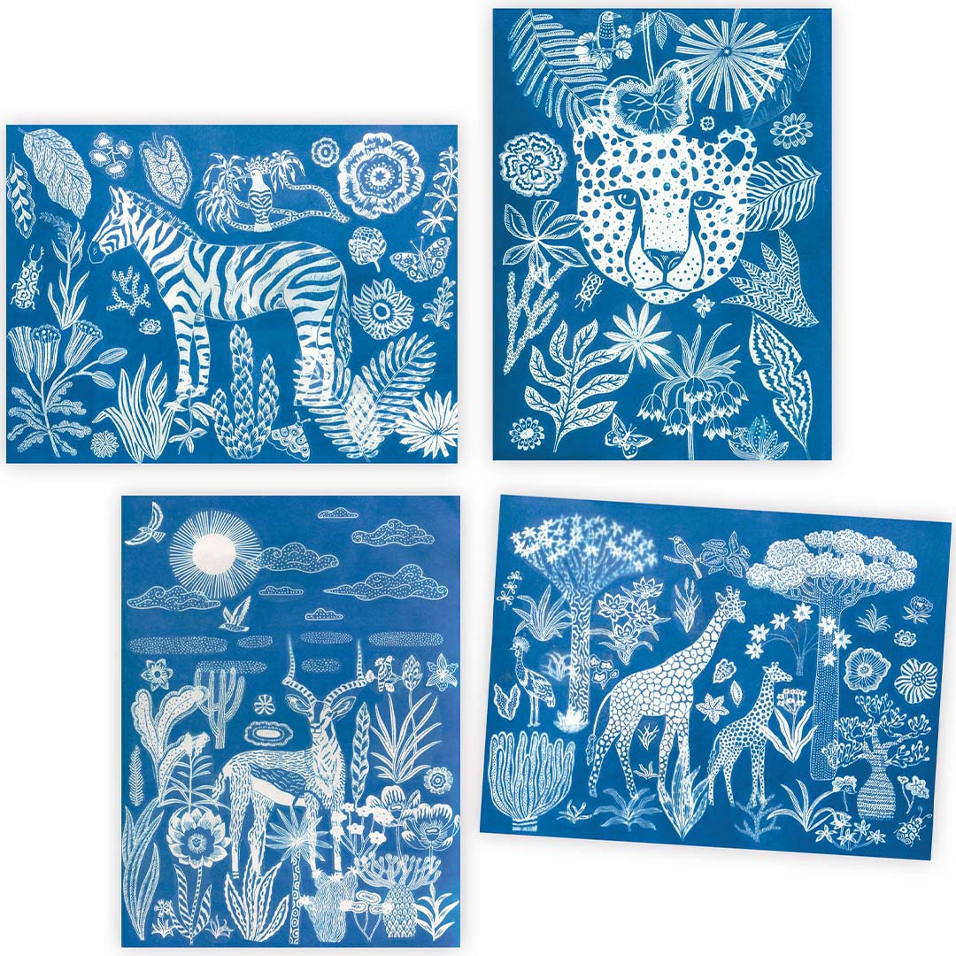 Vier blauw-witte cyanotype afdrukken met savannedieren zoals een zebra, cheetah, hert en giraffen.