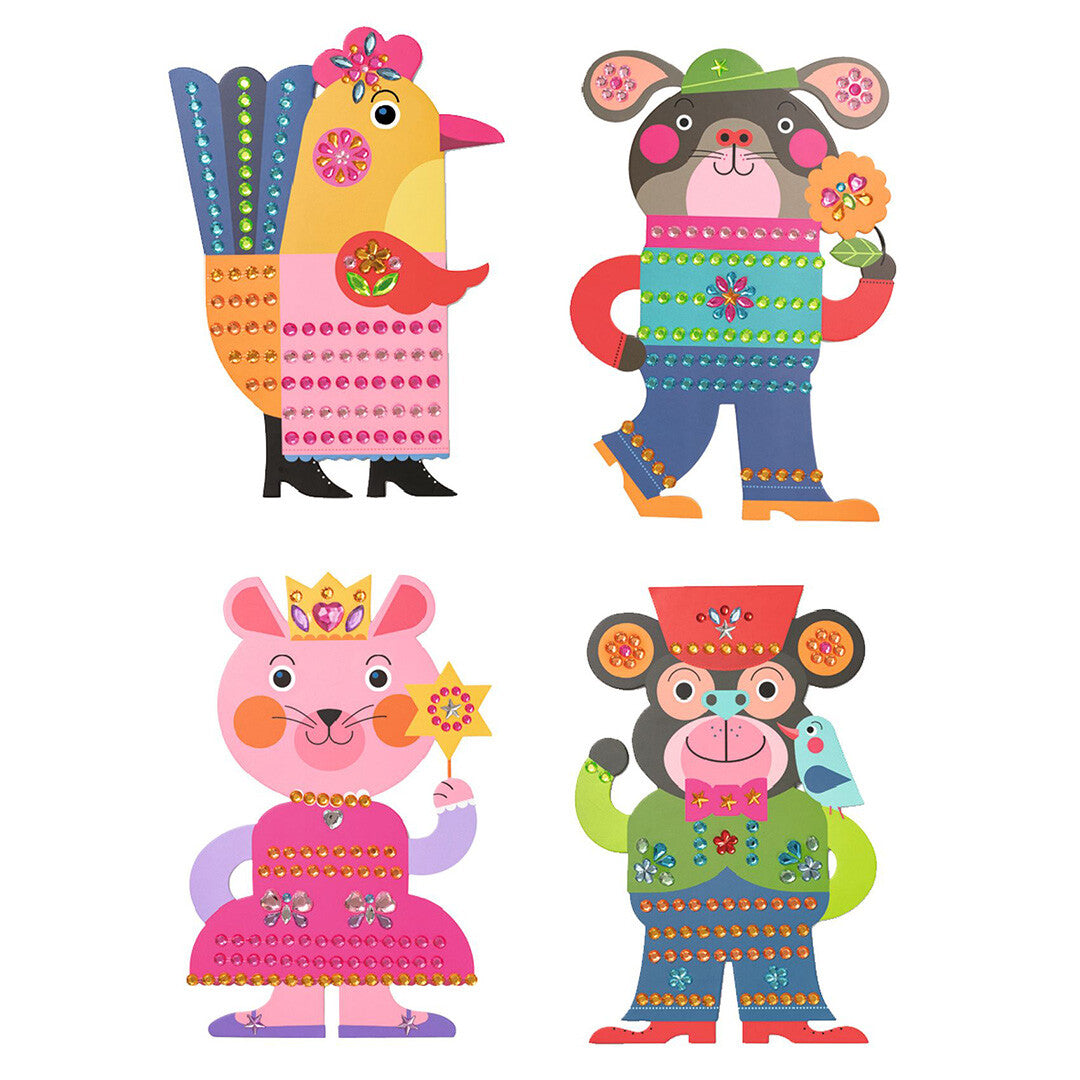 Vier versierde dierenfiguren van de knutselset, waaronder een kip, een muis en een aap, met stickers en glitters.