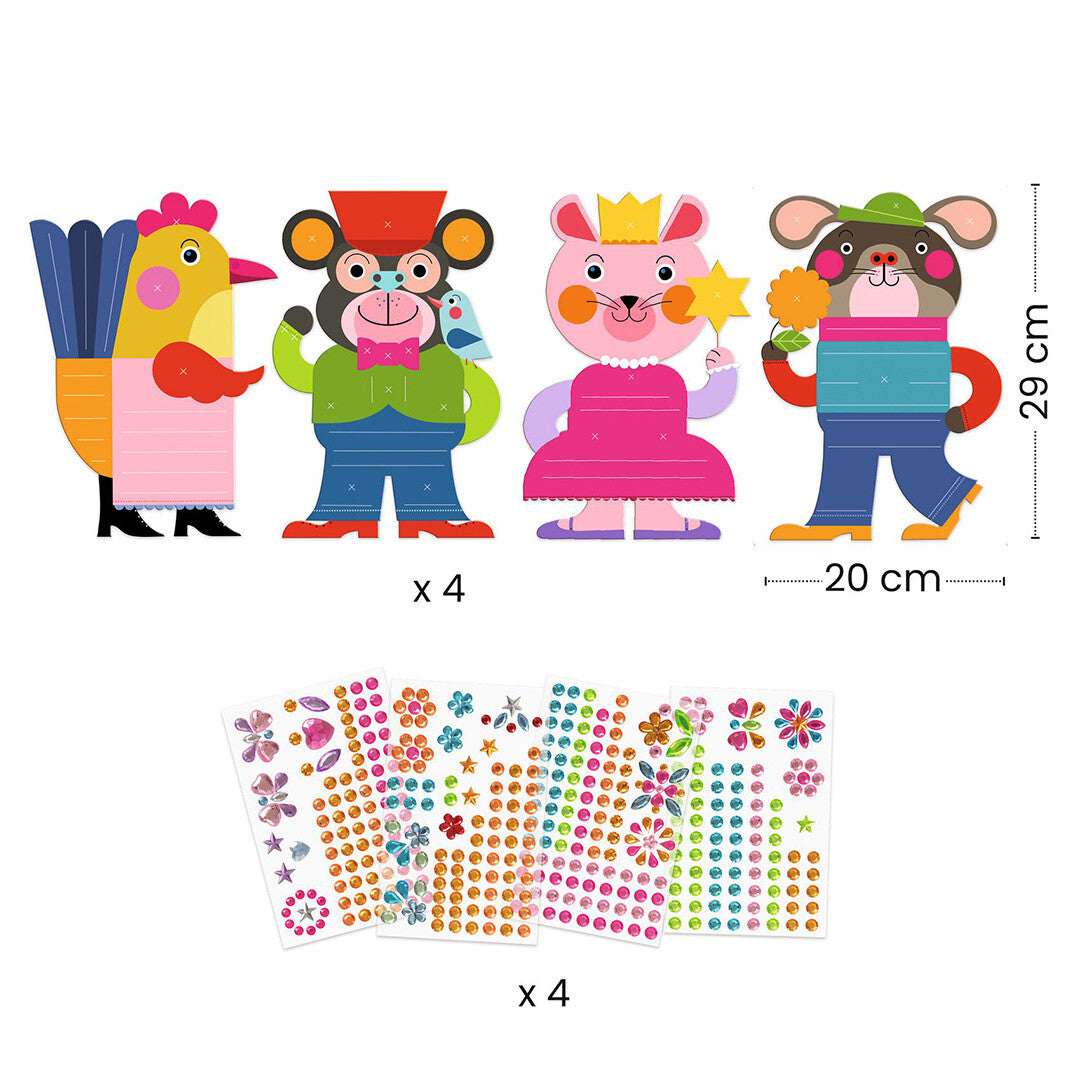 De vier onversierde dierenfiguren met afmetingen en vier vellen met diverse stickers en glitters van de knutselset.