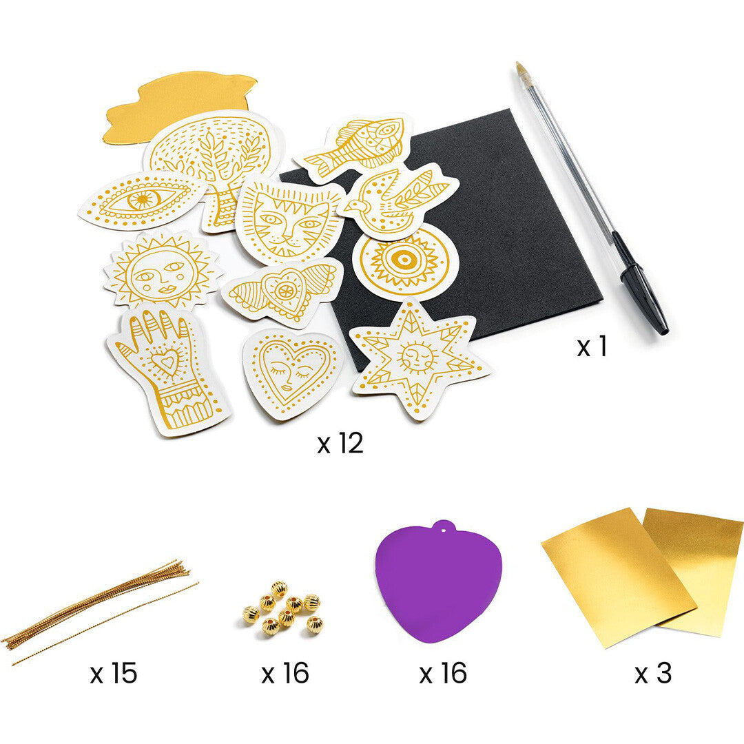 Alle onderdelen van de Djeco knutselset DIY amuletten, inclusief stickers, kralen, touwtjes en gouden folie.