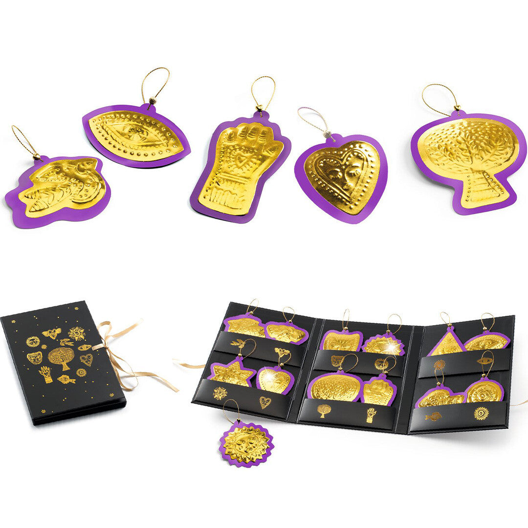 Collectie van gemaakte gouden amuletten met paarse achterkant en een open displayboekje.
