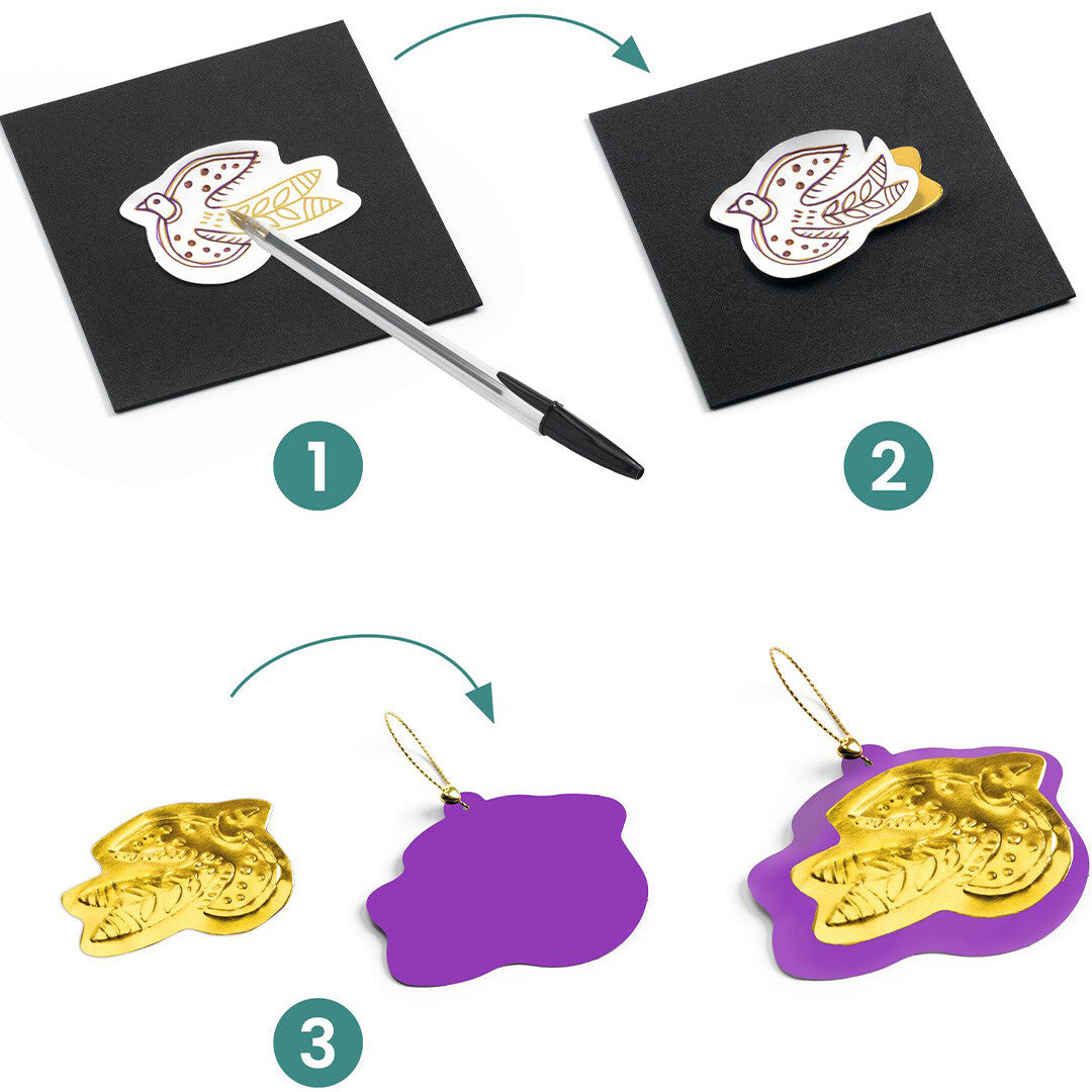 Infographic met drie stappen voor het maken van een gouden amulet met paarse achterkant.