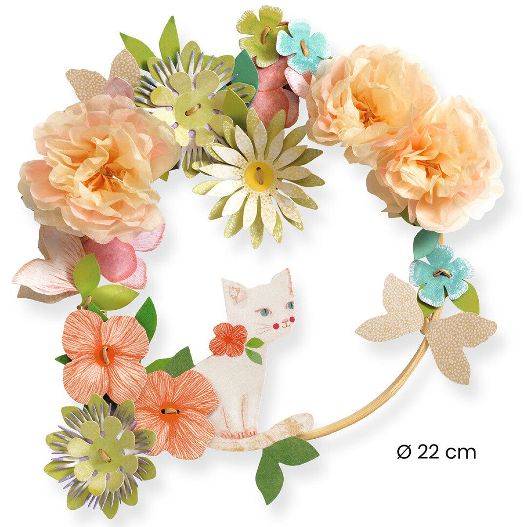 Een afgewerkte bloemenkrans met papieren bloemen en een kat, met een diameter van 22 cm.