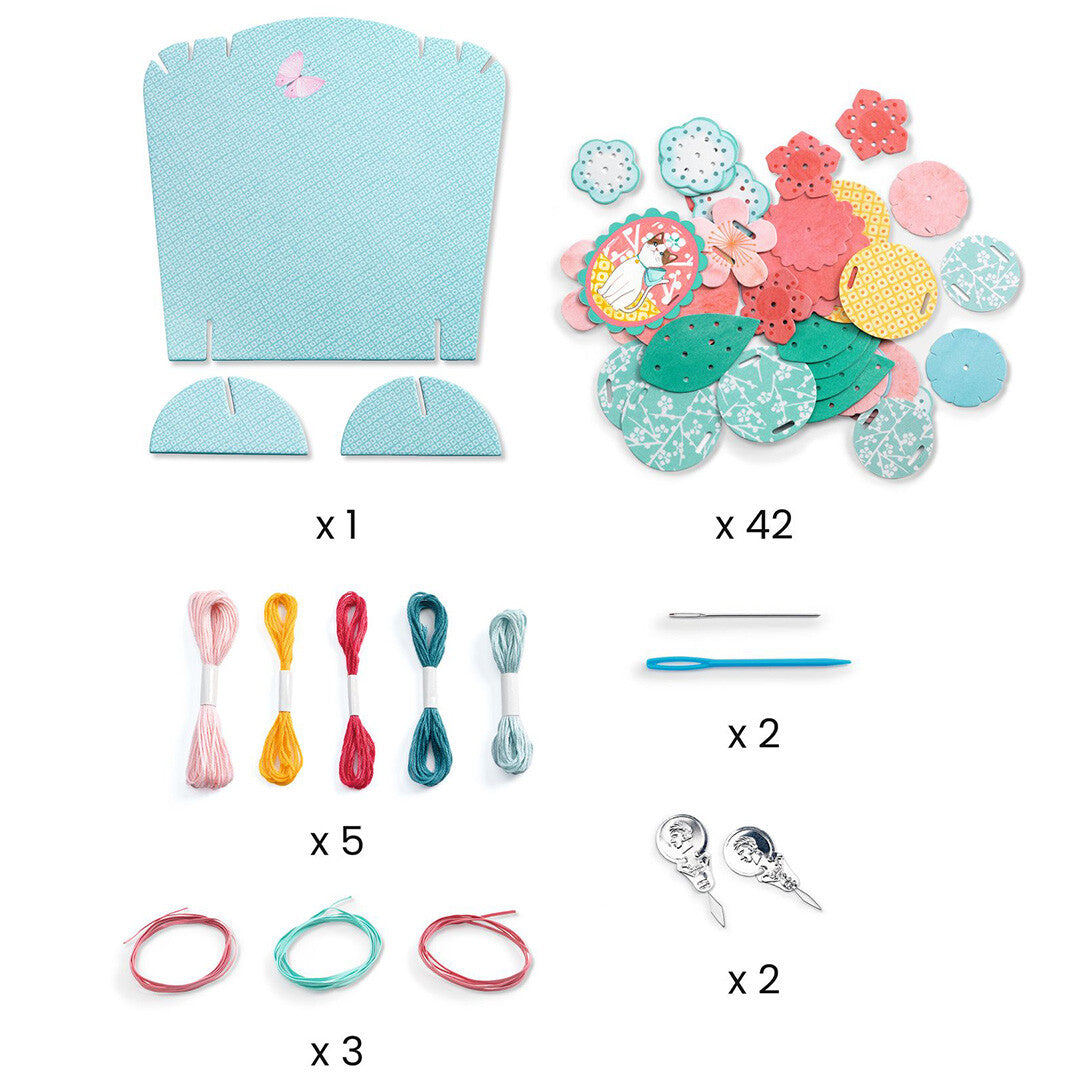 Infographic met alle onderdelen van de Djeco knutselset DIY ketting Flora, inclusief papieren bloemen, draden en naalden.