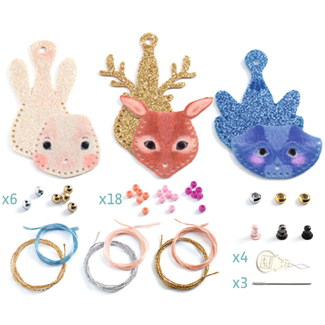 Alle onderdelen van de Djeco knutselset voor het maken van dierenkettingen, inclusief vilt, kralen en draden.