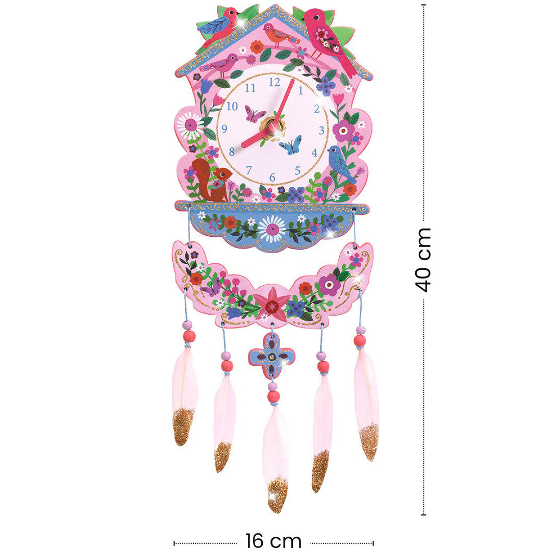 De afgewerkte Djeco knutselset van een roze koekoeksklok met vogels, een eekhoorn en bloemen, inclusief afmetingen.
