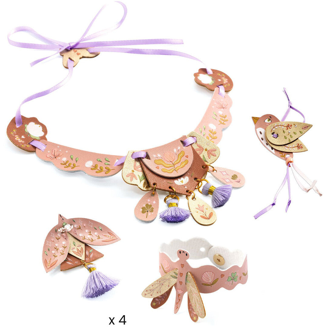 Een collectie van de Djeco DIY sieraden: een halsketting, armband en twee vogelhangers in roze en bruin.