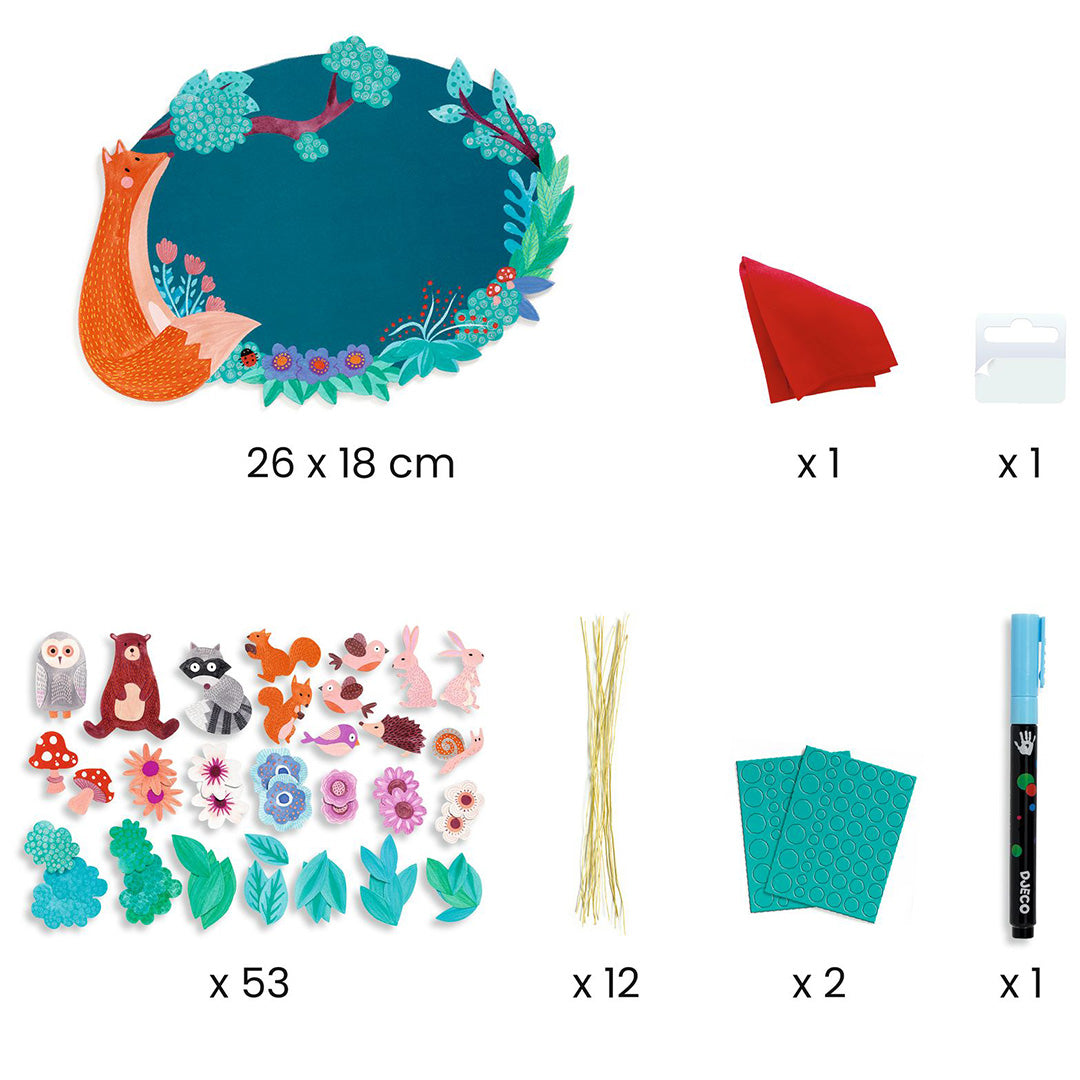 Alle onderdelen van de knutselset, waaronder een ovaal schrijfbord, stickers van bosdieren en planten, en een marker.