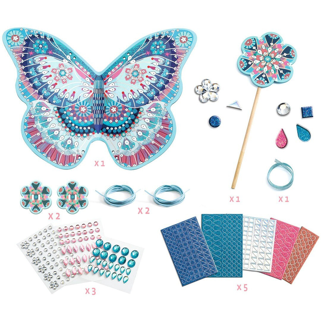 Alle onderdelen van de Djeco knutselset voor kinderen, inclusief vlindervleugels, toverstaf, stickers en decoratiematerialen.