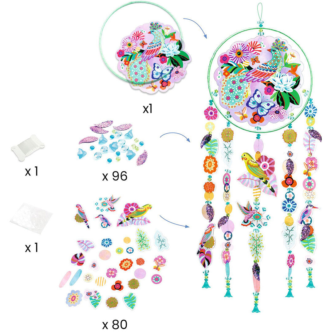 De losse onderdelen van de Djeco DIY zonnevanger hobbyset, met kralen, lovertjes en decoratieve vormen van vogels en bloemen.