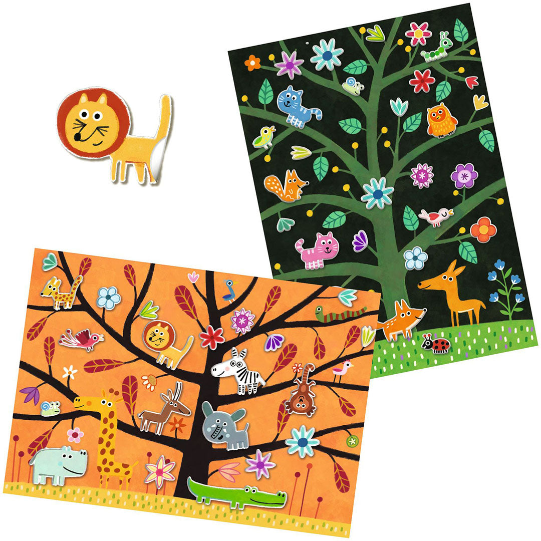 Collectie van Djeco herbruikbare stickers met twee achtergrondplaten, één oranje en één donkergroen, beide gevuld met dieren- en bloemenstickers, plus een losse leeuwensticker.