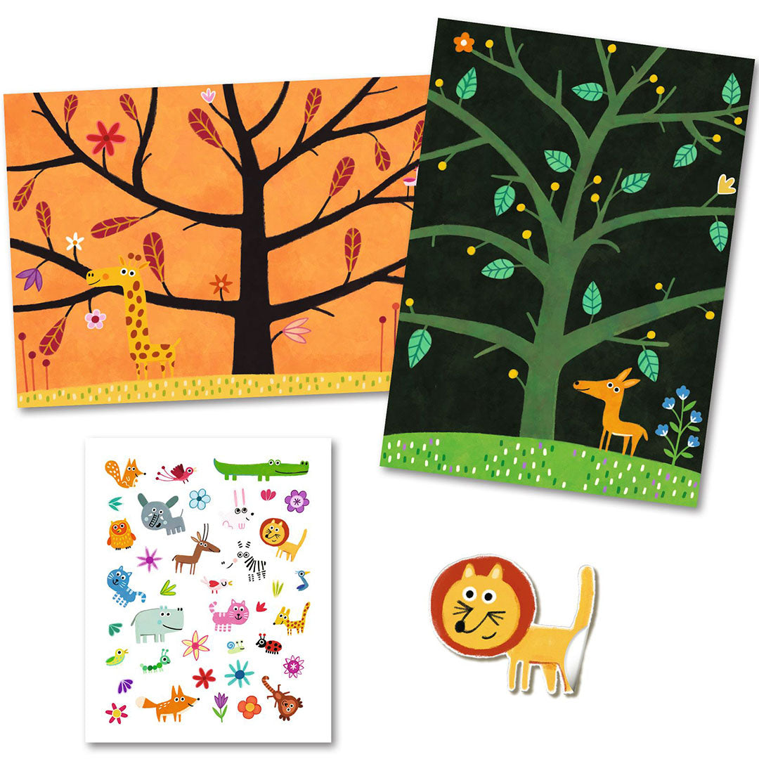 Djeco knutselset met twee achtergrondplaten, één oranje en één donkergroen, een vel met ongebruikte dieren- en bloemenstickers, en een losse leeuwensticker.